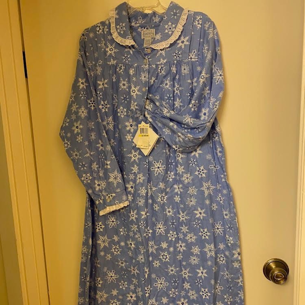 Snowflake Lanz nightgown NWT